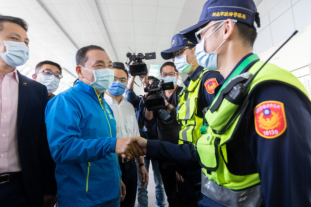 侯友宜慰勞清明連假交通疏導及大眾運輸輪值基層。 圖：新北市新聞局提供