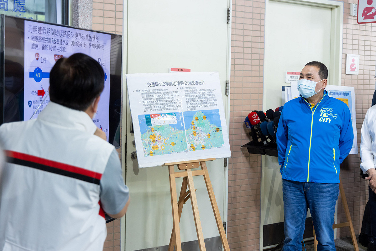 侯友宜前往輕軌紅樹林站關心清明連假交通疏導。 圖：新北市新聞局提供