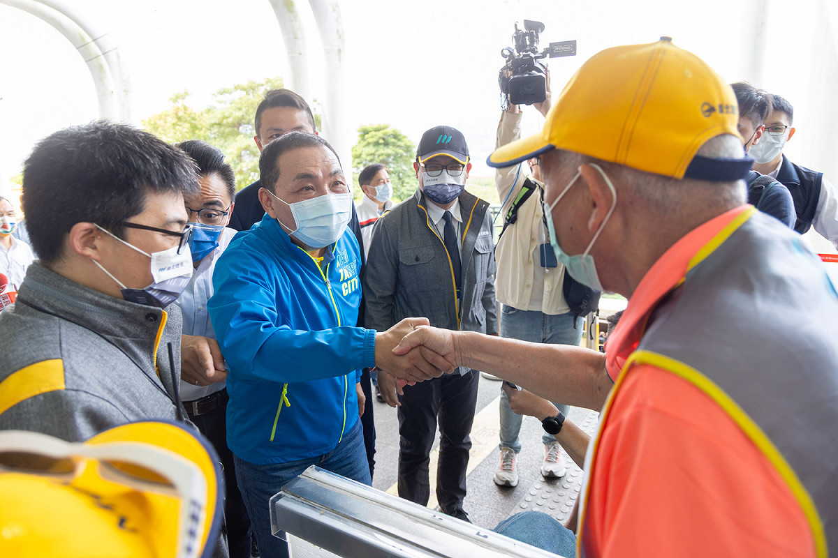 清明連假淡水湧入大量人潮，侯友宜特別感謝大眾運輸輪值同仁。 圖：新北市新聞局提供