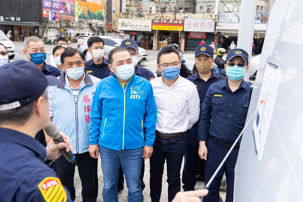 清明連假最後一天，侯友宜視察淡水聯外、景點與墓園周邊交通疏導措施。 圖：新北市新聞局提供