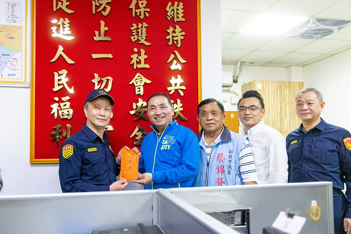 慰勞清明連假交通疏導，侯友宜致贈慰勞金感謝同仁辛勞。 圖：新北市新聞局提供