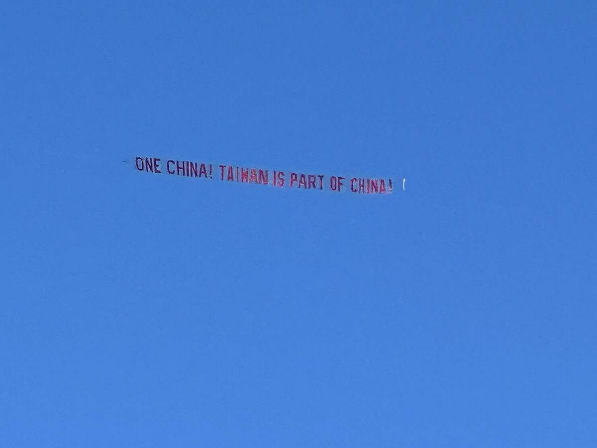 中國僑民租小型飛機橫掛「One China!Taiwan is part of China!」布條 圖：翻攝自推特
