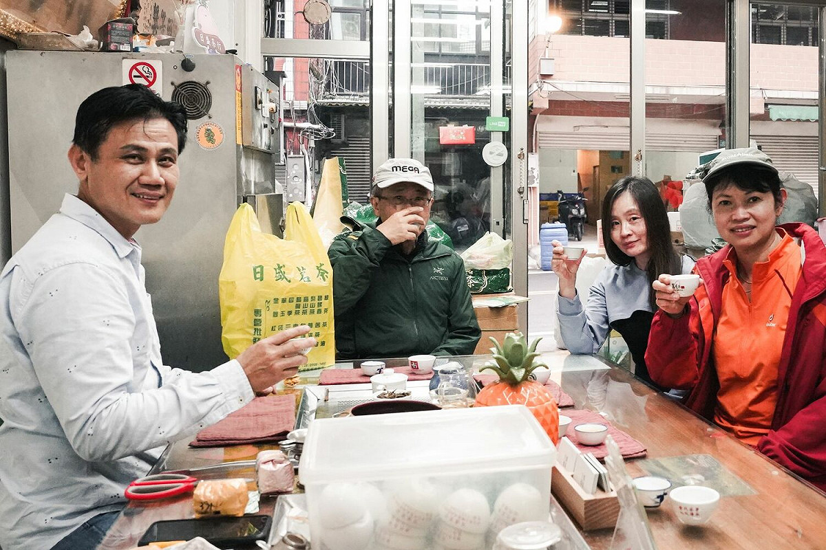 日盛茶行推持茶鄉觀光護照送茶包、指定商品（碧螺春和蜜香紅茶）9折優惠。 圖：新北市農業局提供