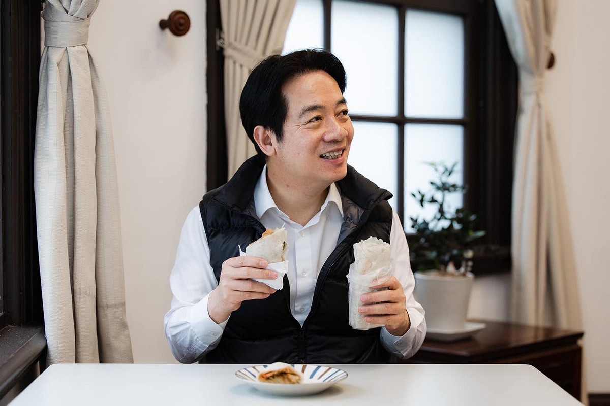 副總統賴清德在蔡總統出訪期間，只有清明節應景發布吃潤餅的圖文，不搶風頭，被讚是新時代台灣男人典範。 圖：翻攝自賴清德臉書