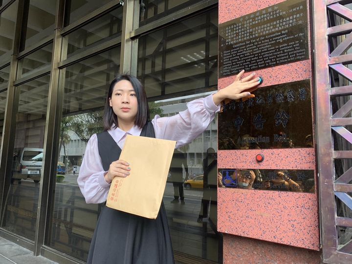 國民黨台北市議員徐巧芯前往台北地檢署告發農委會主委陳吉仲涉圖利。 圖：翻攝徐巧芯臉書