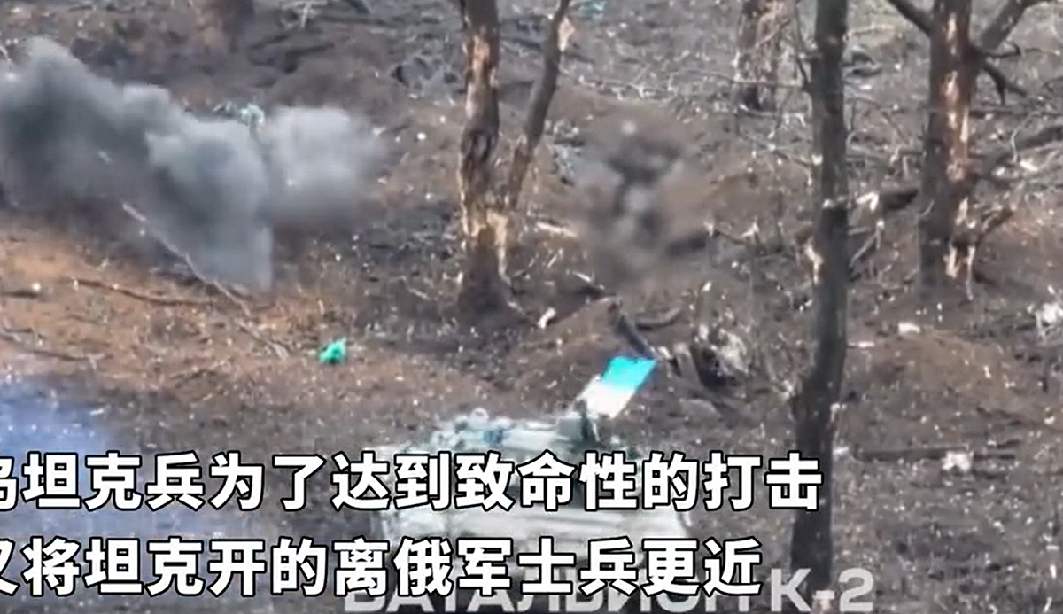 烏軍派出T-72 坦克近距離射擊戰壕內俄軍，俄軍無力還擊全數遭砲擊而死。 圖: 翻攝自中國騰訊網國防時報