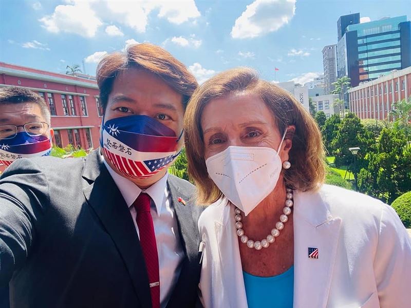 去年前美國眾院議長裴洛西訪台，邱臣遠也曾與裴洛西合影。 圖：邱臣遠臉書