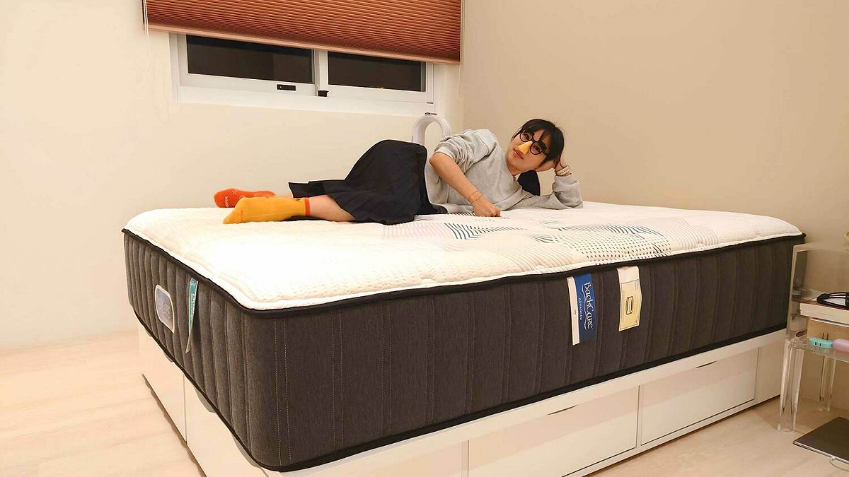 宅女小紅近日搬入新家，敲碗Joeman來開箱。 圖：翻攝自宅女小紅臉書