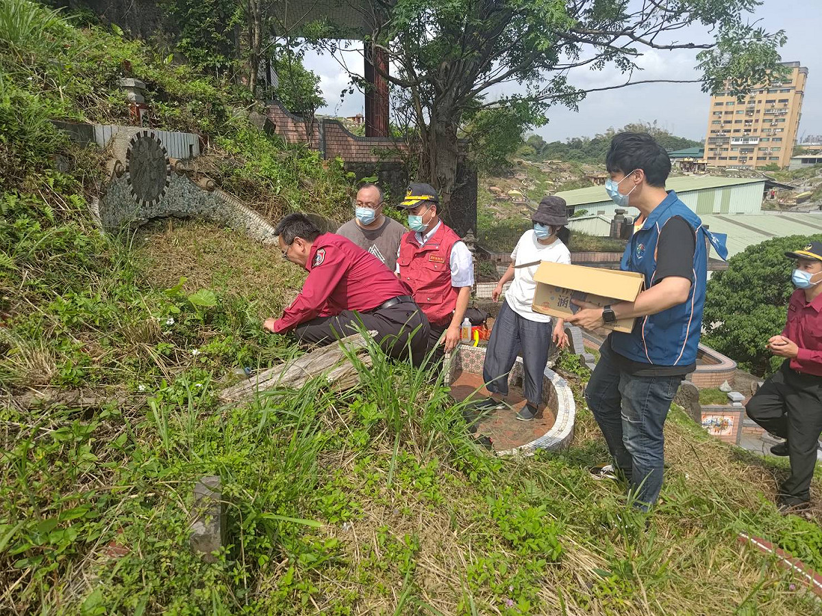 為有效降低2023年清明掃墓期間的墓地火警，新北市消防局特別擴大實施清明防火專案，於4月1日至5日清明連假期間，整合區公所提早完成墓地除草。 圖：新北市消防局提供