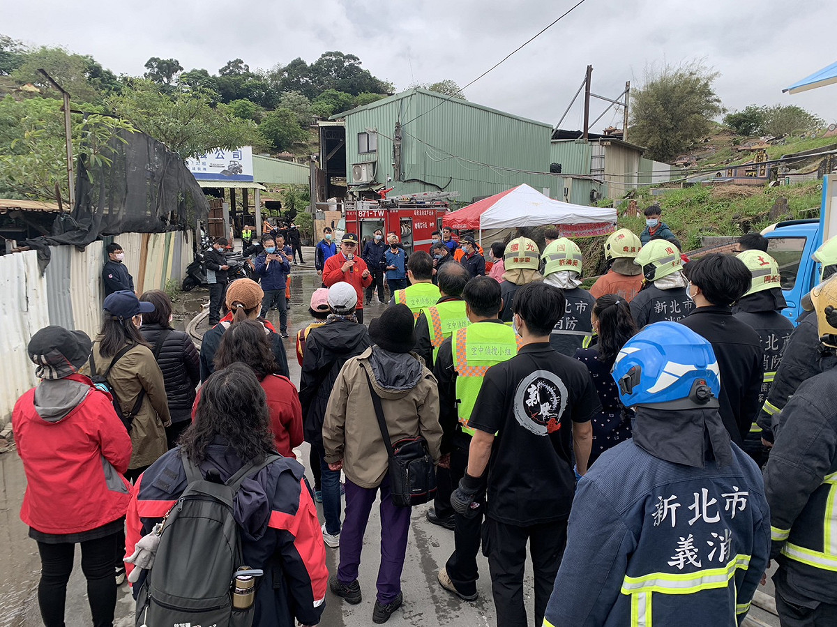 消防局運用無人機與消防機器人加強防火整備措施，有效降低清明連假期間墓地雜草火警。 圖：新北市消防局提供