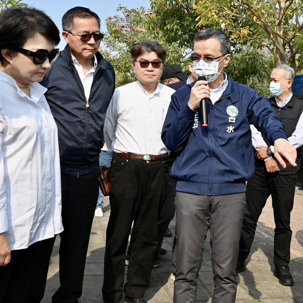 台中市議員李中（中）認為台中市長盧秀燕(左)才是藍營最合適的總統候選人。  李中/提供