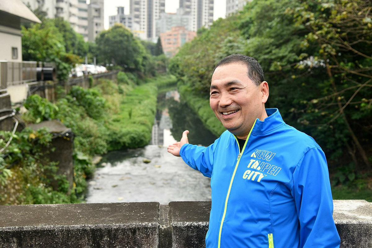 新北市長侯友宜視察瓦磘溝整治成果。 圖：新北市新聞局/提供