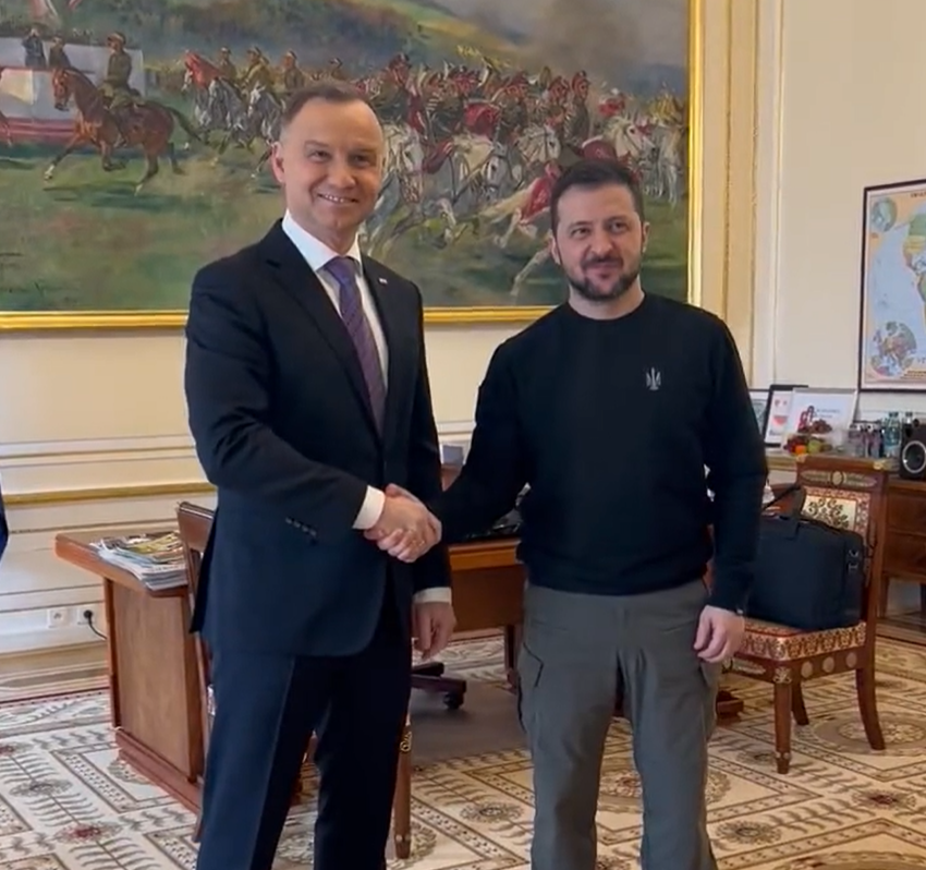 波蘭總統杜達（Andrzej Duda）（左）昨（ 9 ）日到訪烏克蘭，並在推特上呼籲：「團結使我們強大」。 圖: 翻攝自杜達推特