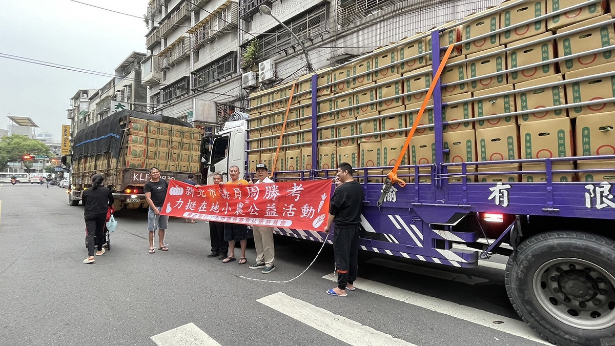 新北市議員周勝考與愛妮雅化妝品集團及布袋鎮振寮宮弘振慈善會共同採購6000斤的高麗菜，不到半小時數千顆高麗菜全數換完。 圖：周勝考服務處提供