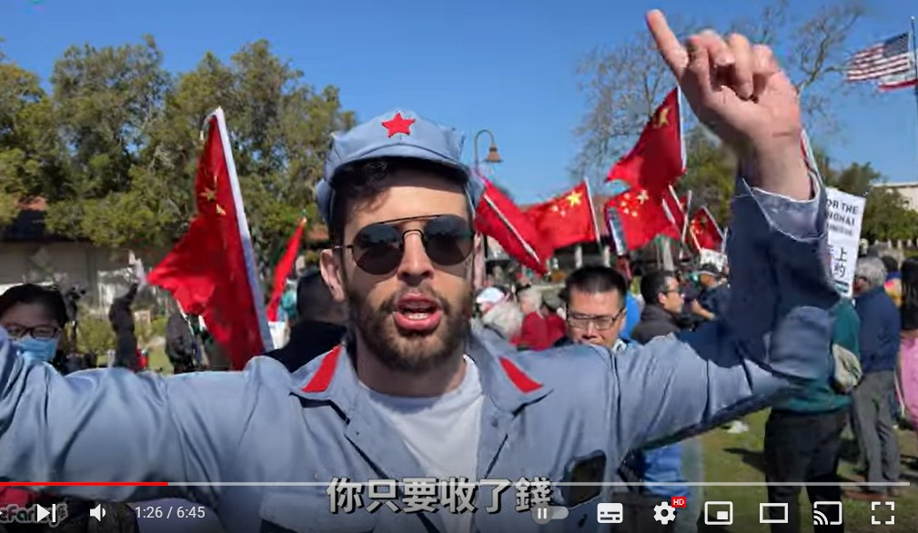 樂樂法利到抗議現場惡搞挺共走路工。 圖：翻攝樂樂法利YouTube影片