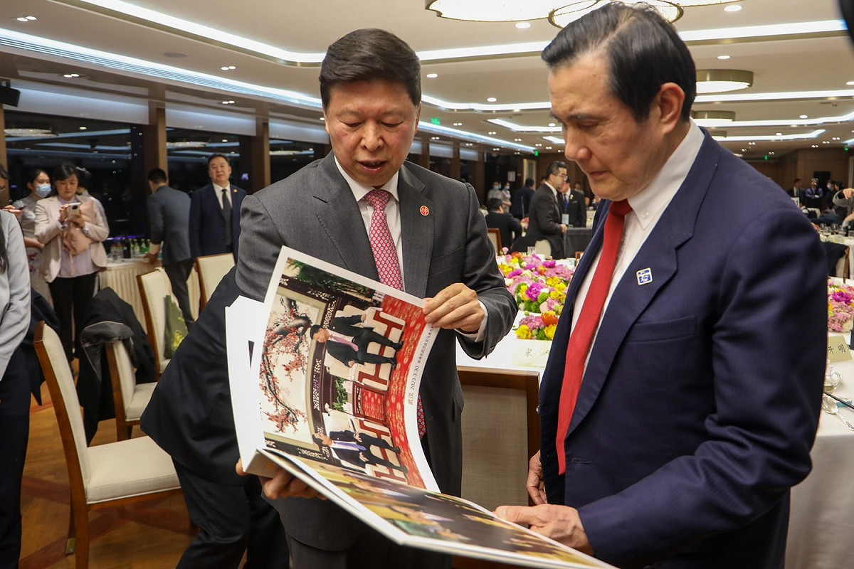 宋濤拿出一本相當厚實、精緻的精裝書，將馬英九12天的行程精華照片製作成集錦。 圖：馬英九辦公室
