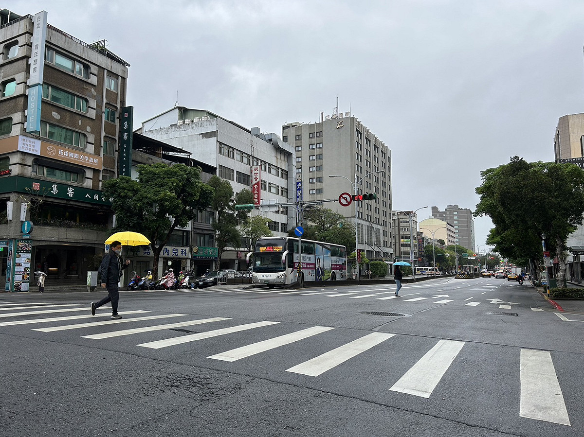 今(1)日台灣中南部、東部及東南部地區有零星短暫陣雨，下午起鋒面通過，北部、東北部地區及澎湖、金門、馬祖轉為有局部短暫陣雨。 圖：林岑韋／攝(資料照)