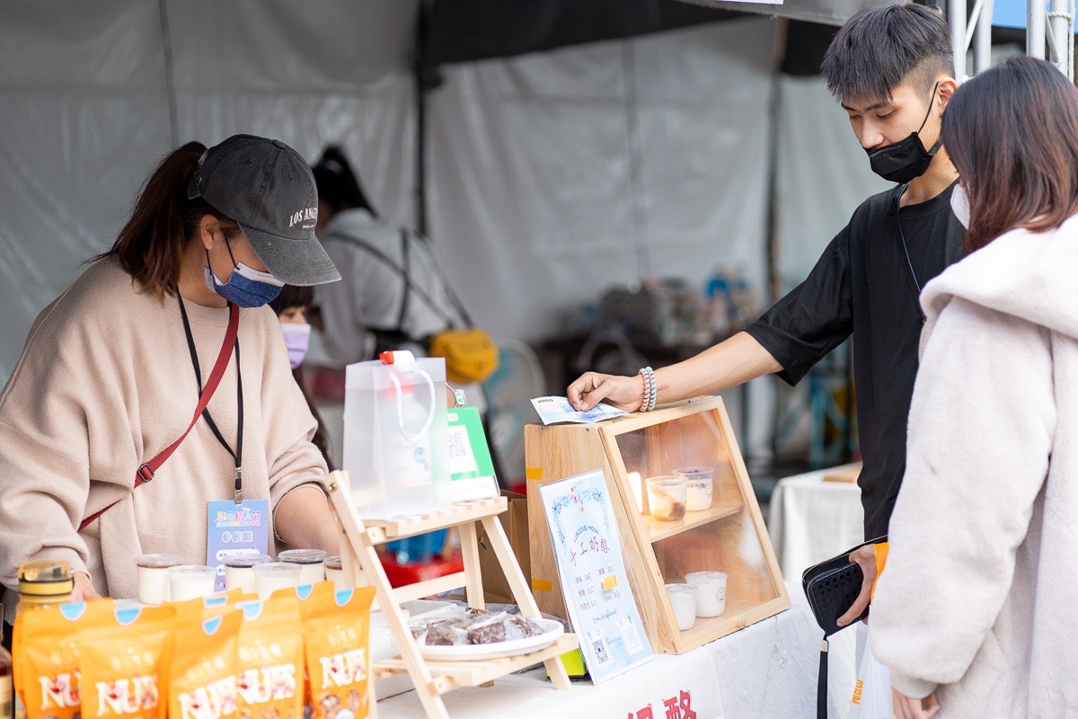 2023新北HUG市集邀請來自全台35家的美食、文創商品店家，讓大家有逛又有得玩。 圖：新北市經發局提供