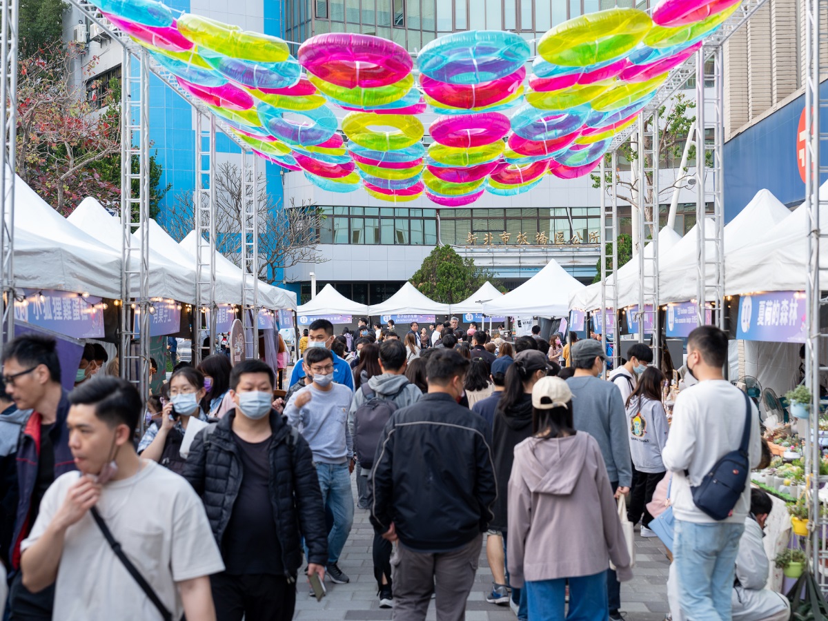 府中地區產業多元，店家特色多樣化，盼藉由打造第2個節慶「彩色情人節」，讓府中成為年輕世代的潮流聚集地。 圖：新北市經發局提供