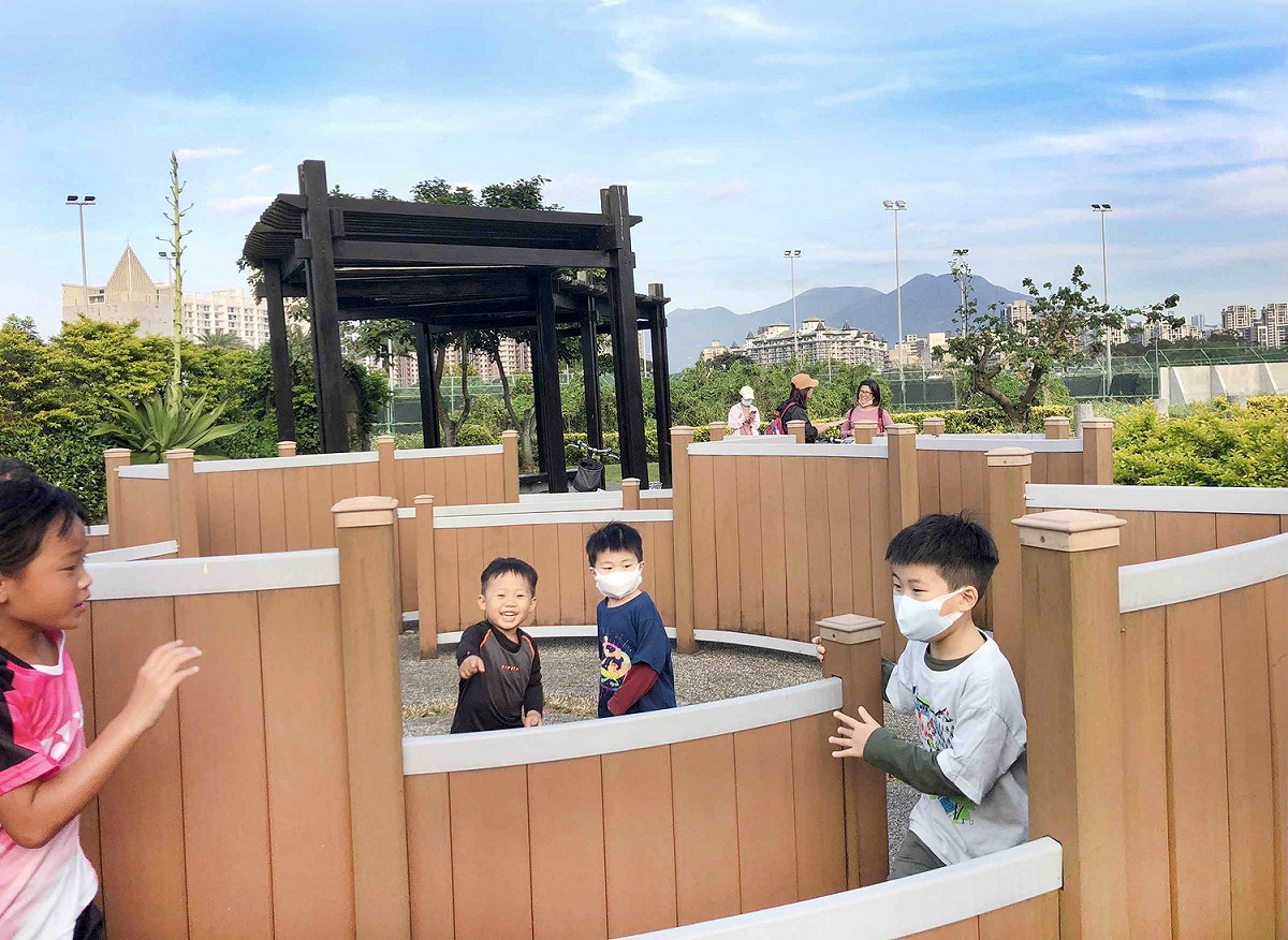 小小迷宮來回穿梭，小地方也有大樂趣。 圖：新北市水利局提供