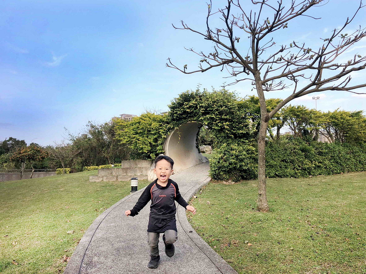 來水管公園小孩可以盡情奔跑放電。 圖：新北市水利局提供