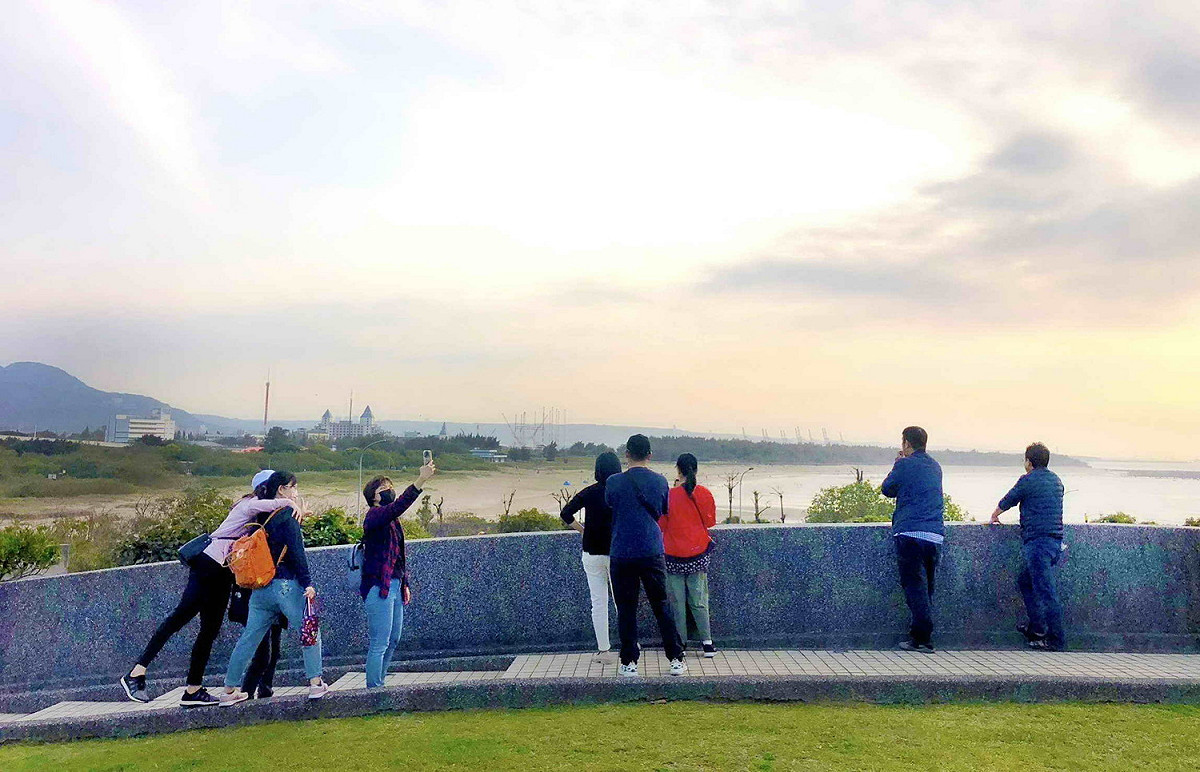 淡水水管公園面海臨沙灘非常適合三五好友來看夕陽。  圖：新北市水利局提供