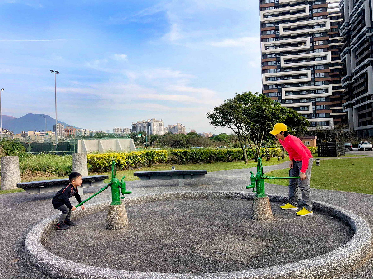 懷舊手壓式幫浦也很適合親子玩。 圖：新北市水利局提供