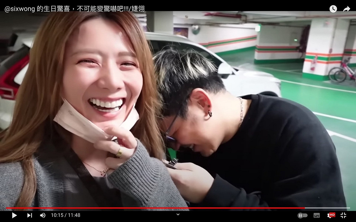 六嘆收到禮物後開心的依偎在解婕翎肩上。 圖：翻攝自解婕翎YT頻道