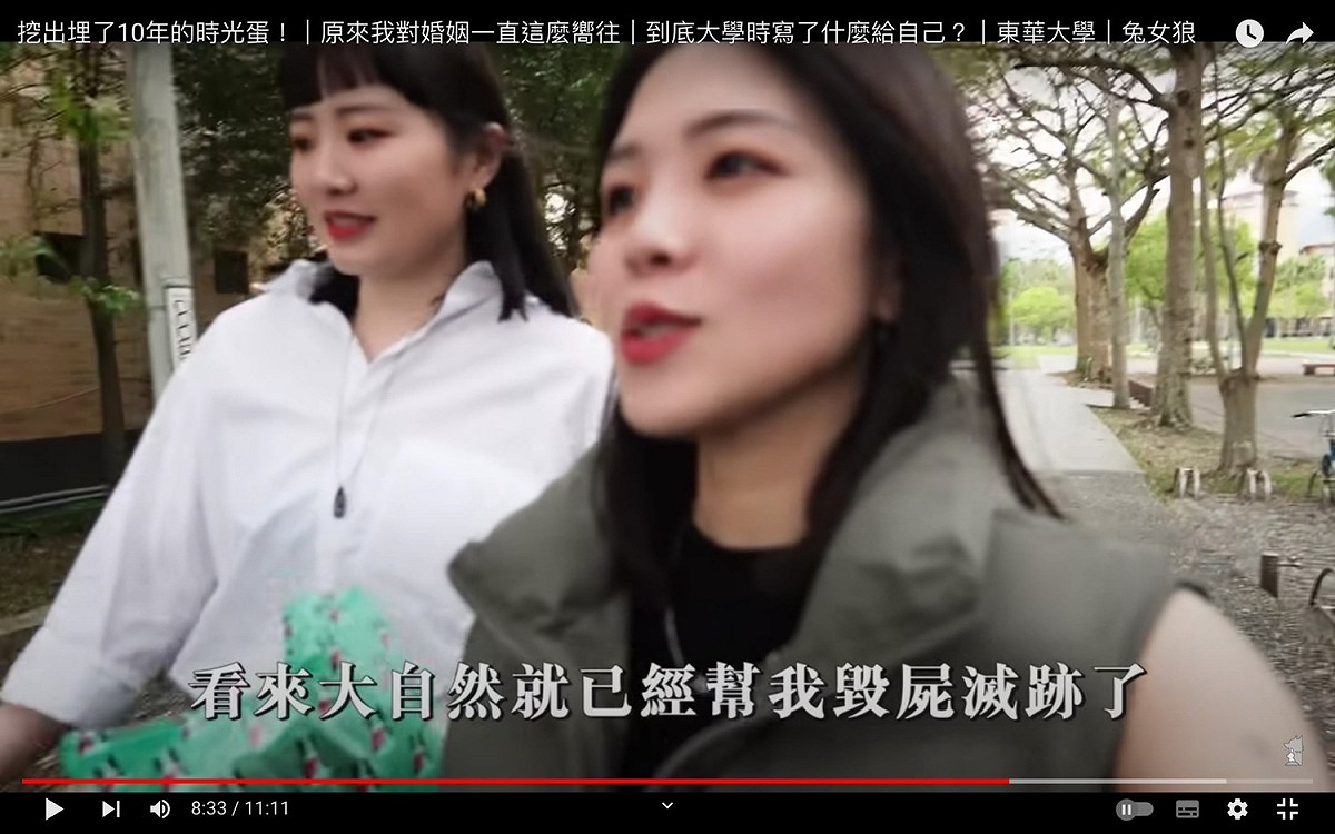 兔兔表示覺得要把信給大家看覺得有點尷尬，但大自然幫她毀屍滅跡了。 圖：翻攝自兔女狼YT頻道