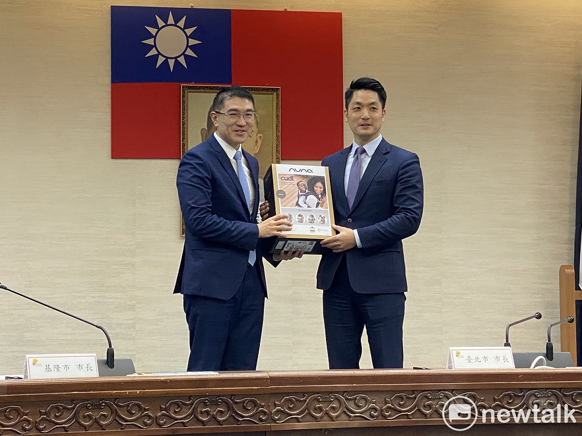 基隆市長謝國樑（左）今前往拜會台北市長蔣萬安（右），兩人互贈禮物。 圖：周煊惠 / 攝