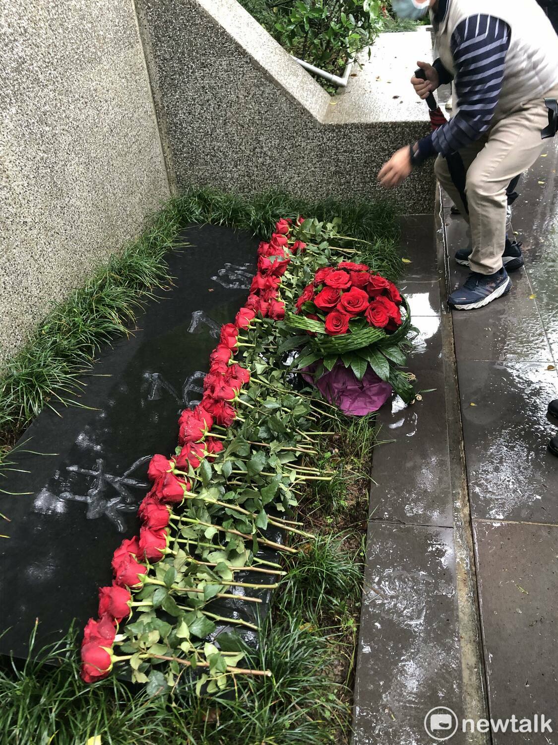 鄭南榕基金會今天在金寶山自由之翼墓園舉行鄭南榕殉道34週年追思紀念會，民眾獻花。 圖：張龍僑／攝