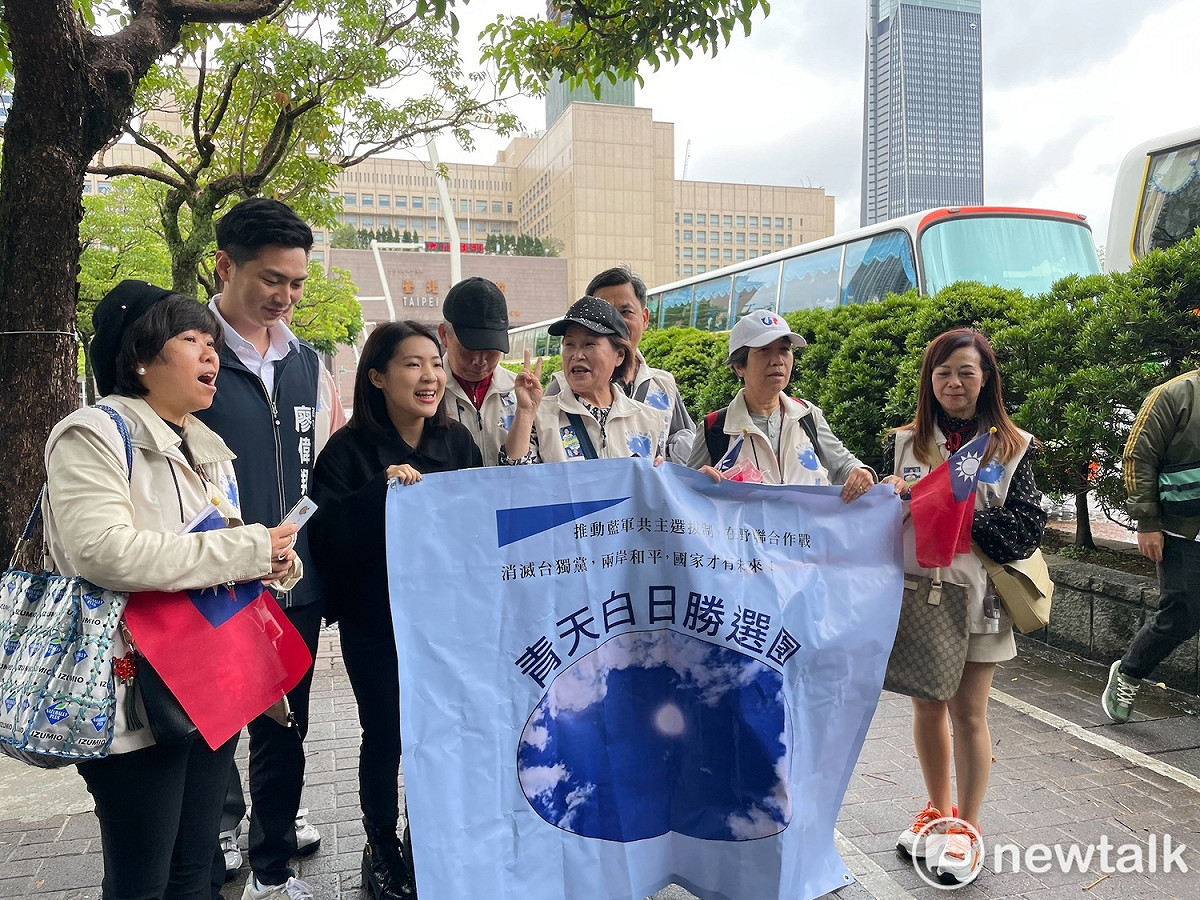 國民黨台北市議員徐巧芯包車出發桃機迎接前總統馬英九返台， 圖：周煊惠 / 攝