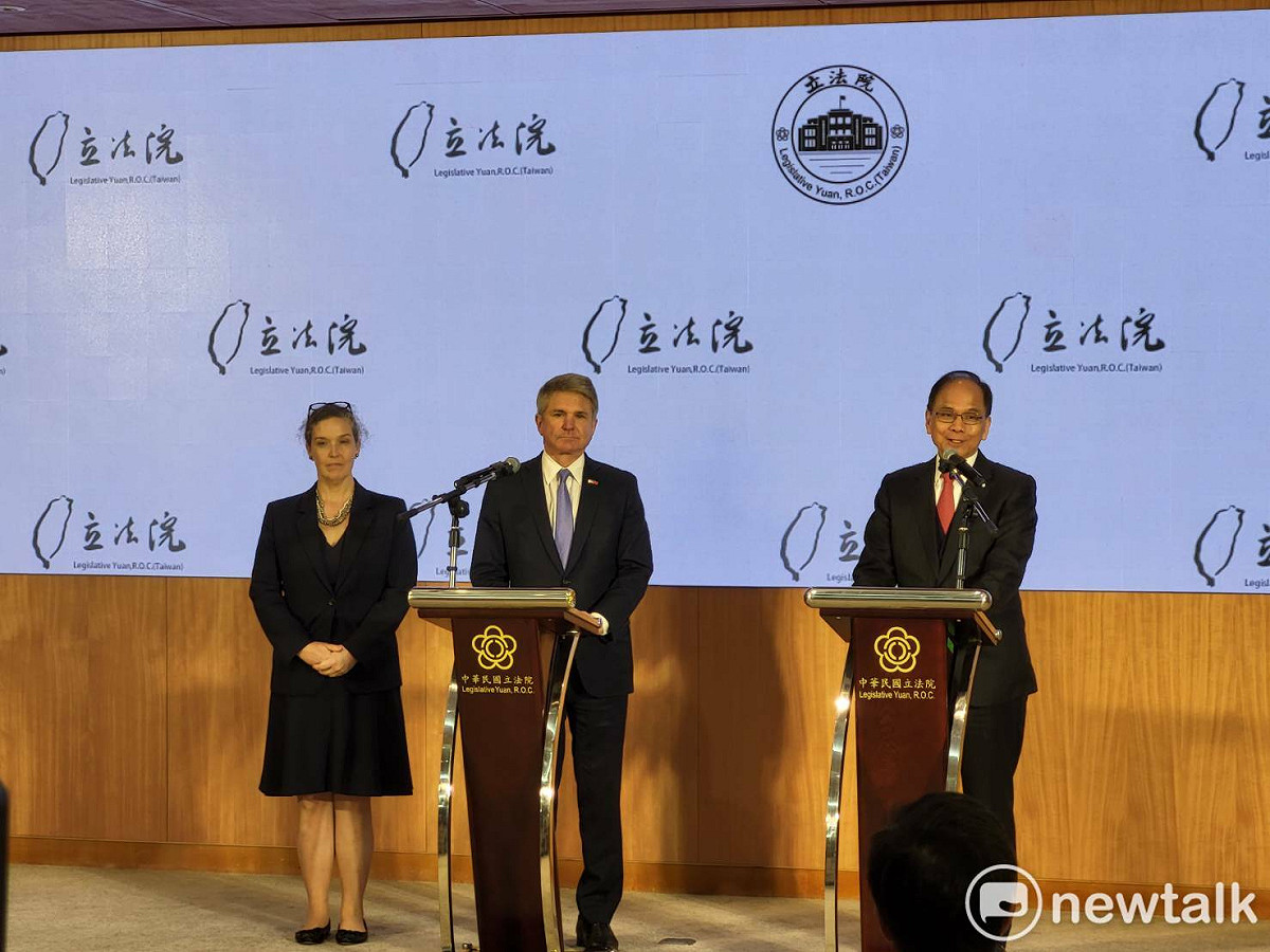 美國聯邦眾議院外委會主席麥考爾(圖中)今率跨黨派議員團拜會立法院。 圖：陳佩君／攝