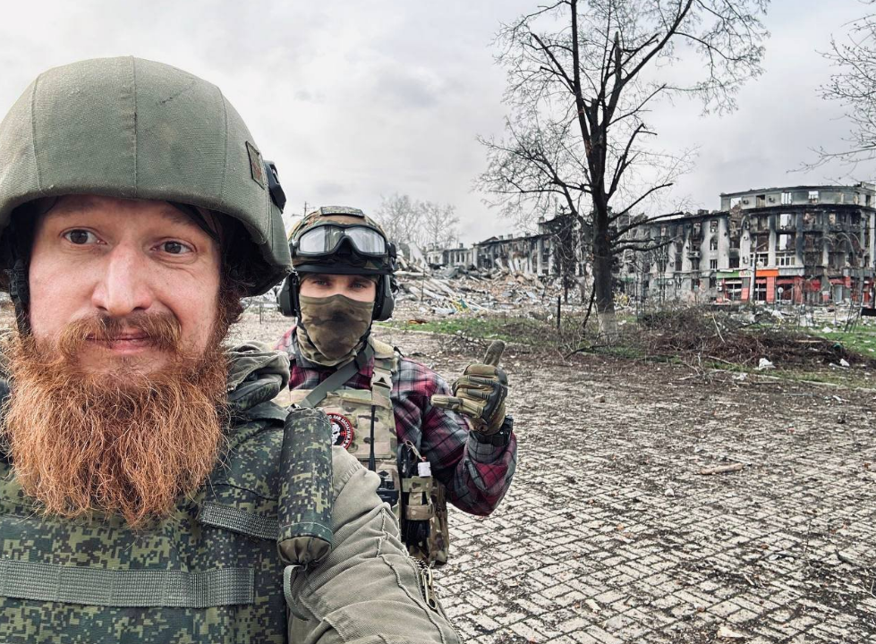 知名俄羅斯軍事部落客皮高夫（Semyon Pegov）走到哪自拍，那裡就會成為俄羅斯戰敗的地區，被網友嘲諷是戰事反指標。 圖: 翻攝自 @NOELreports 推特