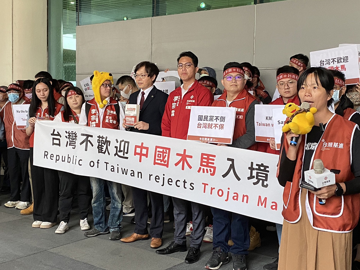台灣基進至桃園機場「接機」馬英九 圖：林昀真／攝