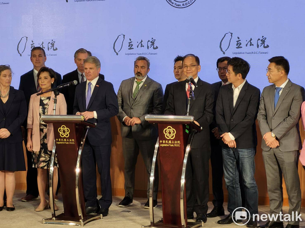 美國聯邦眾議院外委會主席麥考爾（Michael McCaul）一行人今天(7日)拜會立法院。 圖：陳佩君／攝