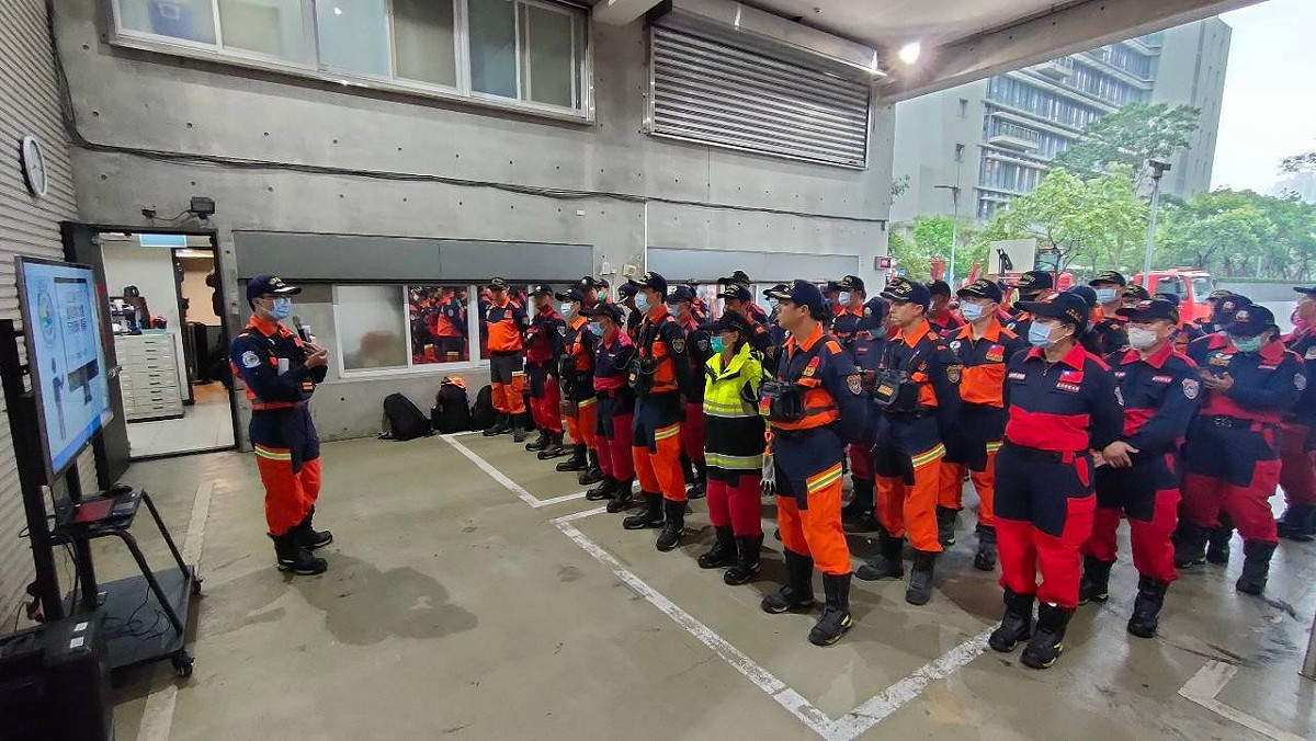 動員能量以「重型搜救隊」規模進行動員，除60名特搜人員，另外有36名義消特搜人員及醫護4名人員參與，共計100名人員共同參與此次的動員集結演練工作。 圖：新北市消防局提供