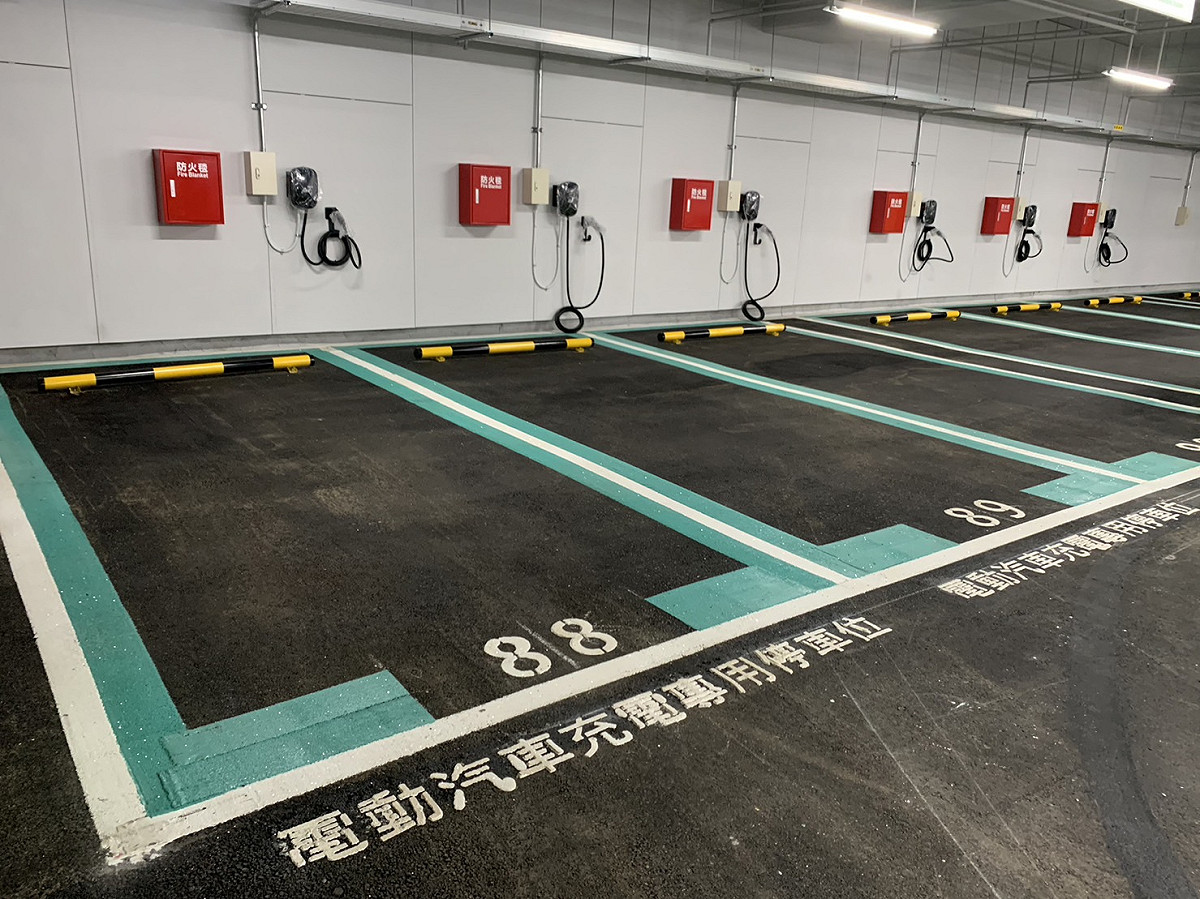 全場預留百分之百的電動車充電管路，另有設有6格電動車位。 圖：新北市交通局提供（資料照）
