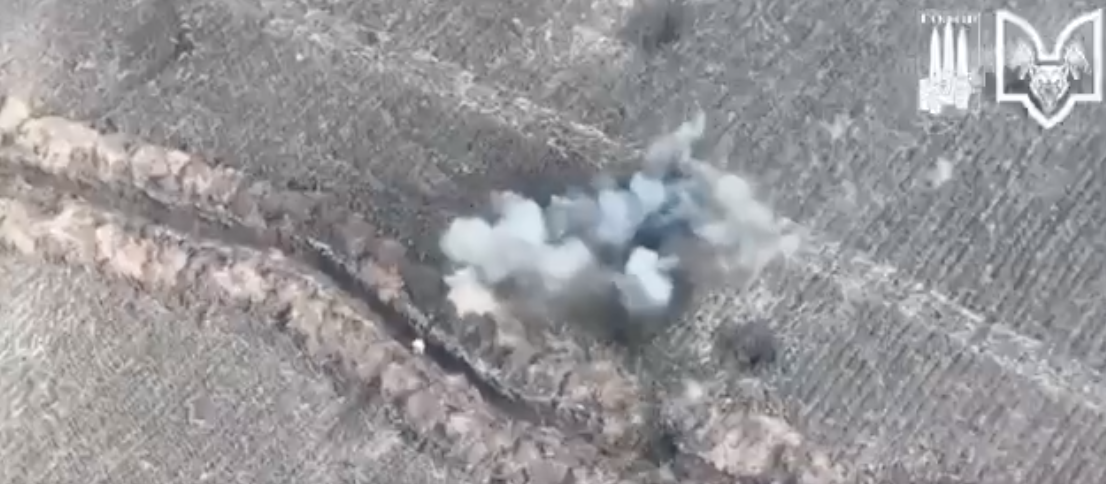 烏軍在巴赫姆特地區朝向俄軍基地及戰壕發射砲彈。 圖：翻攝自@operativno_ZSU推特