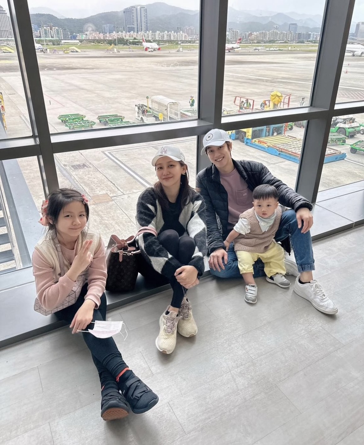 那對夫妻常分享一家四口的有趣日常。 圖：翻攝自那對夫妻IG