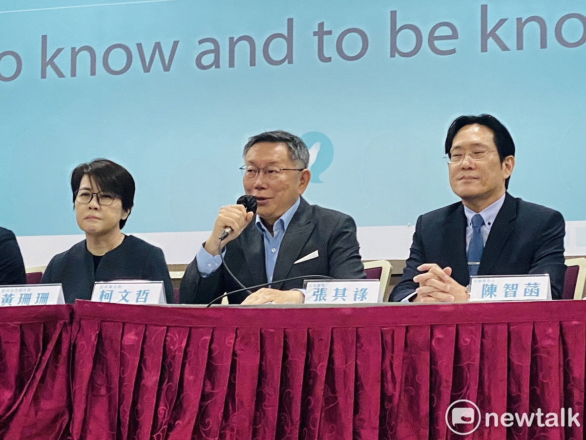 民眾黨主席柯文哲（中）明啟程訪美，左為台北市前副市長黃珊珊、右為民眾黨立委張其祿。 圖：周煊惠 / 攝