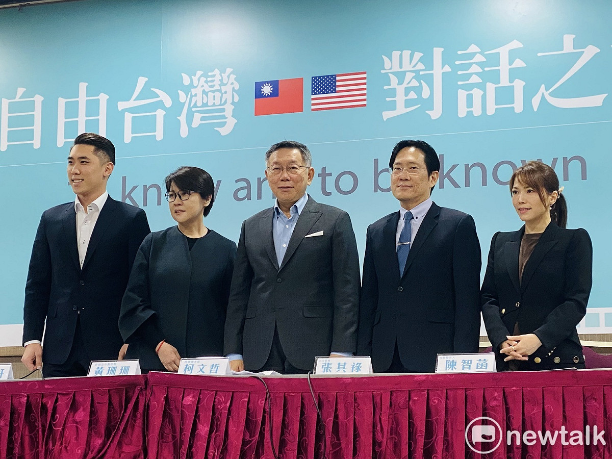 民眾黨主席柯文哲（中）明天將啟程訪美，左1為新北市議員陳世軒、左2台北市前市長黃珊珊、右1柯辦發言人陳智菡、右2立委張其祿。 圖：周煊惠 / 攝