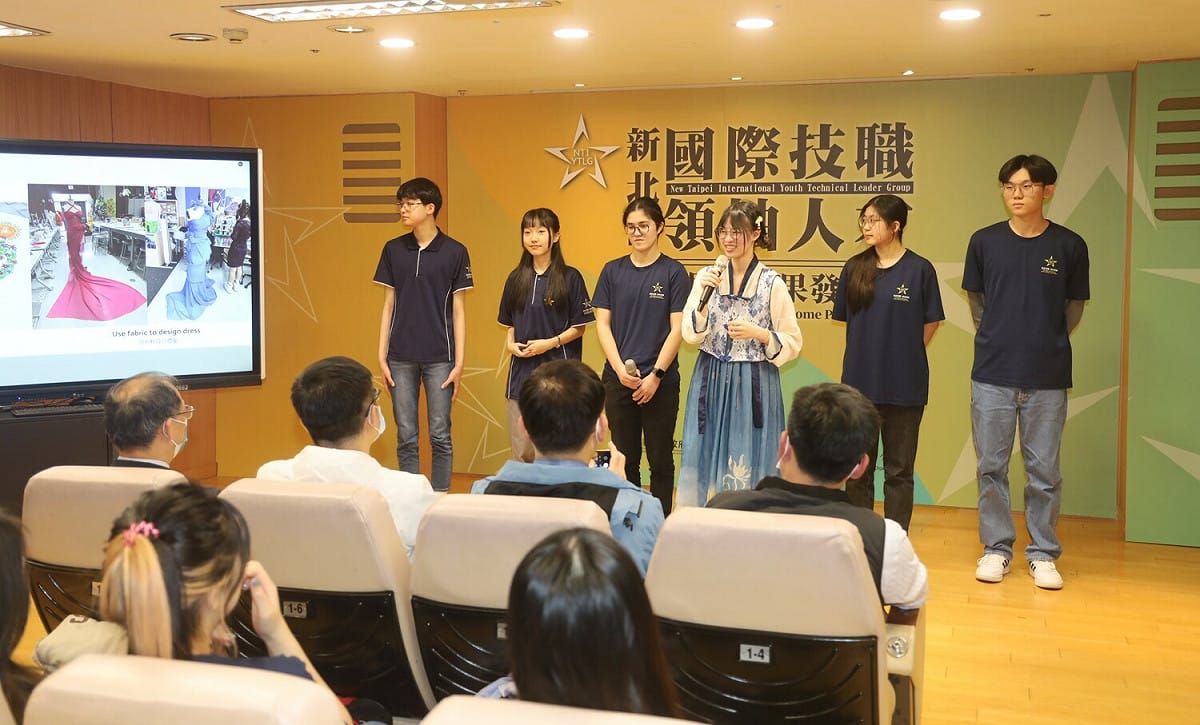 學生說明美國行，啟發自己的設計理念，融入在地文化，設計出身上的衣著。 圖：新北市教育局提供