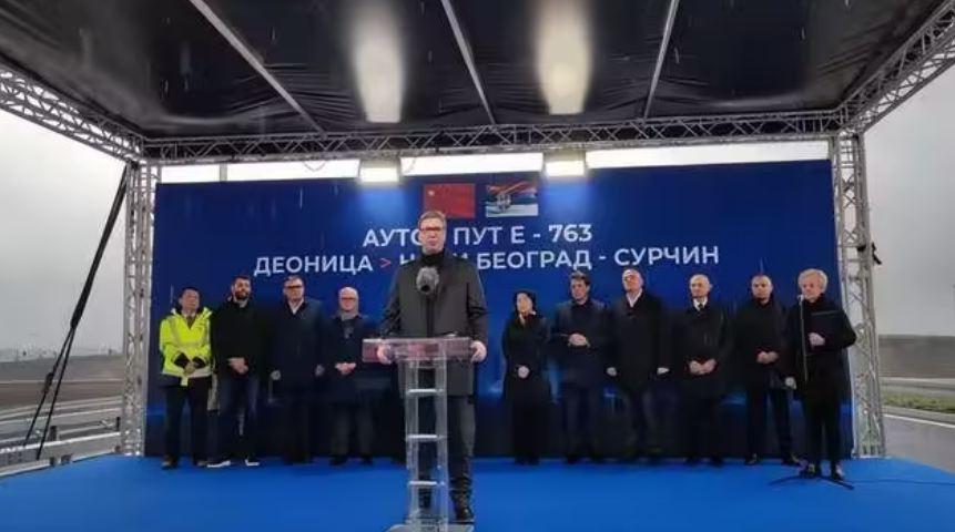 塞爾維亞與中國有多項建設合作及經濟往來，圖為總統武契奇參與中企承建的新高速公路開通儀式。 圖: 翻攝自中國騰訊網「第一軍情」