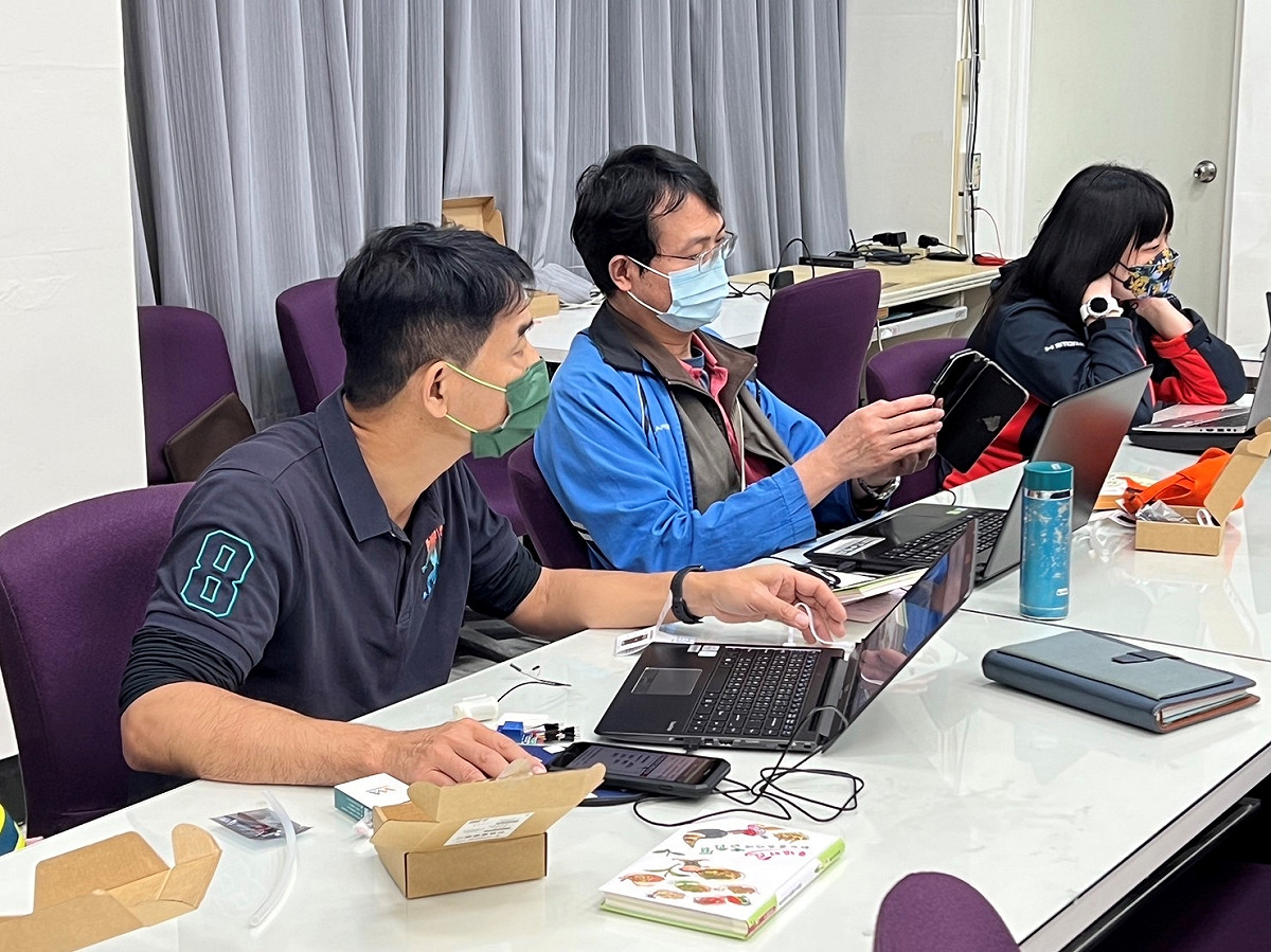 學員進行智慧植栽套件DIY課程。 圖：新北市教育局提供