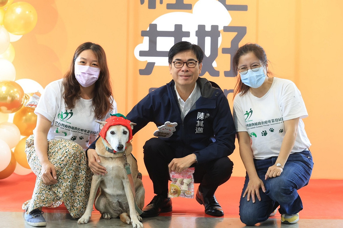 陳其邁(右二)與社工親切合照。 圖：高雄市政府/提供