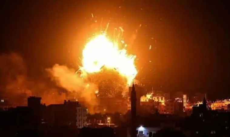 近日，東南亞國家緬甸再次燃起戰火，仰光「敏加拉頓」空軍基地遭受空襲，5 枚火箭彈猛烈襲擊了這座軍事基地，導致周邊大範圍停電，還有槍聲從當地傳出。 圖：翻攝自騰訊網第一軍情