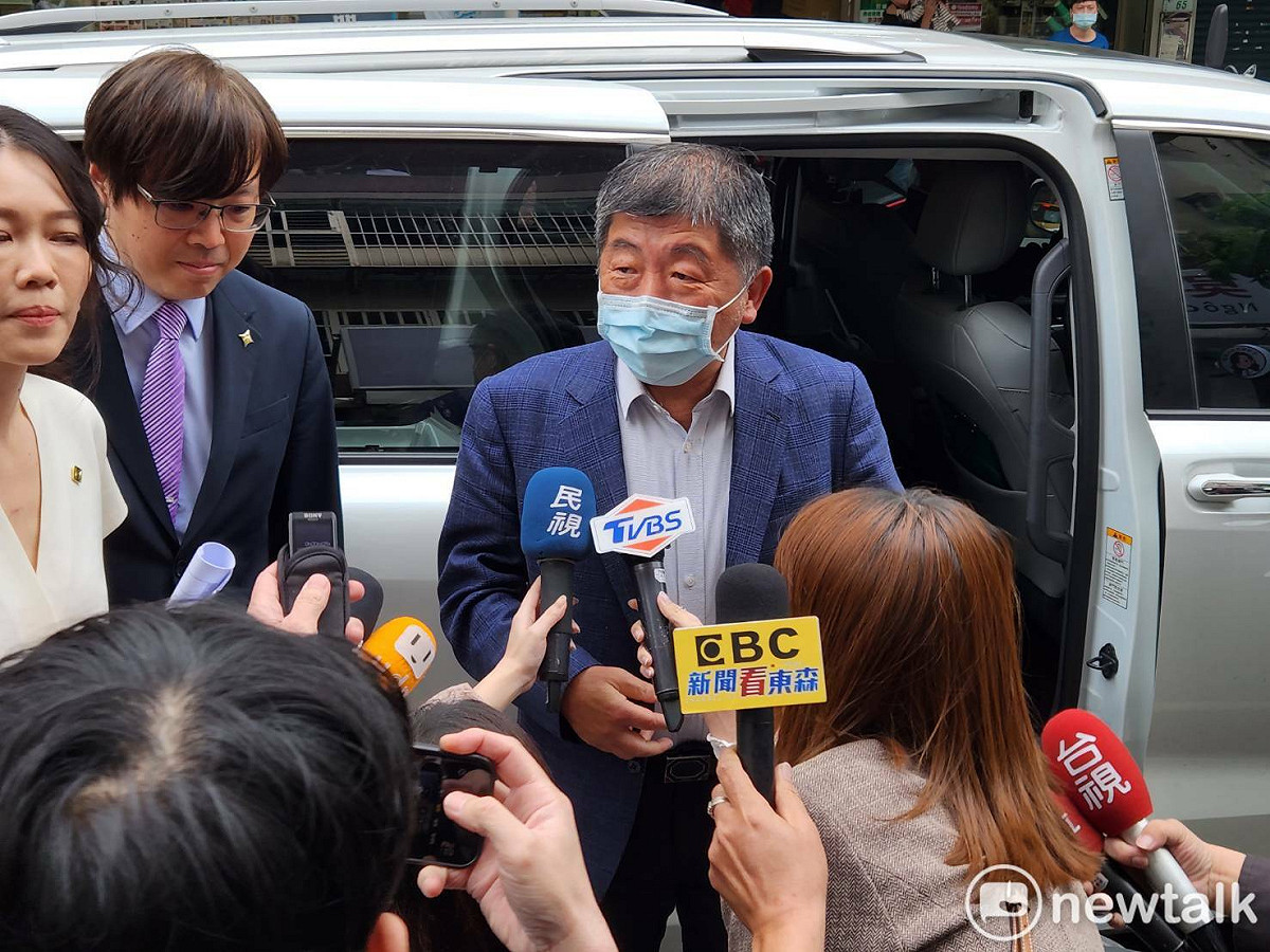 衛福部前部長陳時中現身台灣基進吳欣岱的服務處開會茶會。 圖：黃建豪/攝