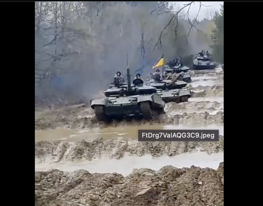 烏克蘭坦克在滿是濕泥的粘土上行軍緩慢，易成俄無人機「新戰術」的打擊目標。軍方高層主張，應等土乾了再大反攻。 圖：翻攝自推特用戶「NOEL」