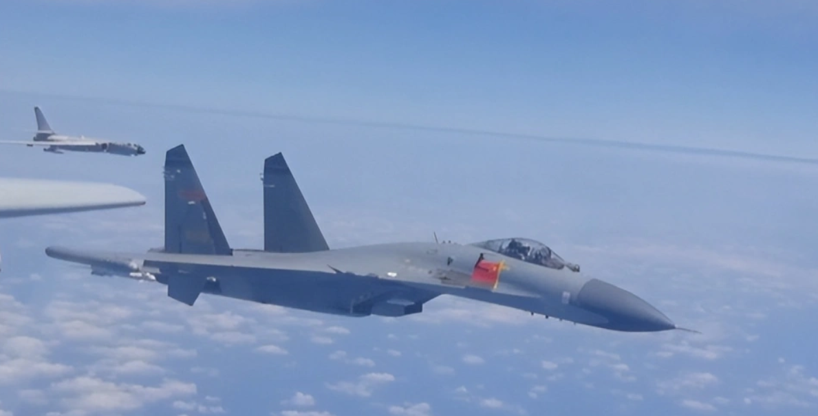 中國解放軍清楚提到了軍演的區域，台灣海峽、台島的東部、南部、北部。這又是一次圍台軍演。 圖：翻攝自騰訊網憑海觀島